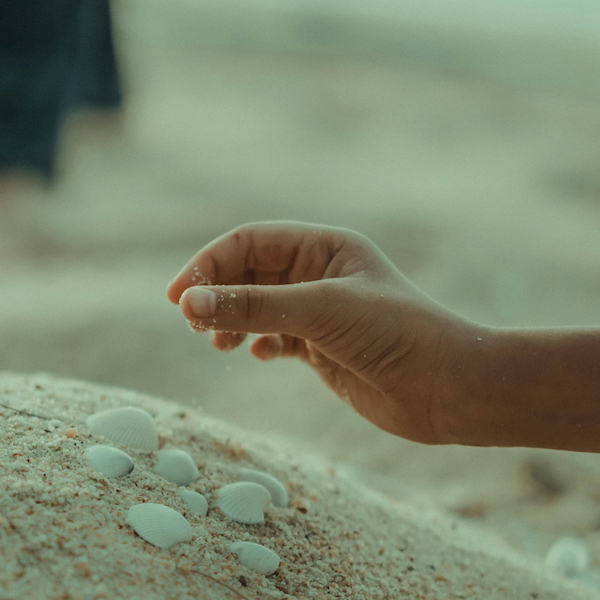 Með sand milli fingranna og frið í hjarta